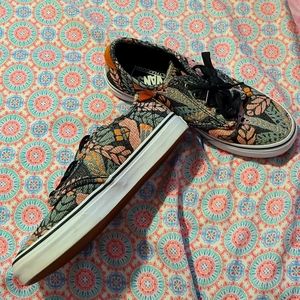 Vans size 9 leaf pattern